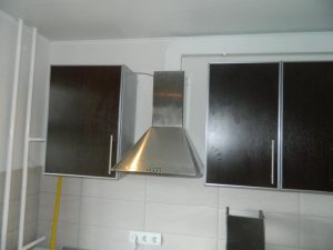 Установка вытяжки на кухне в Полевской