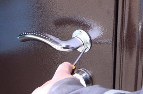 Замена дверной ручки металлической двери в Полевской