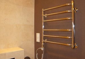 Установка электрического полотенцесушителя в ванной в Полевской